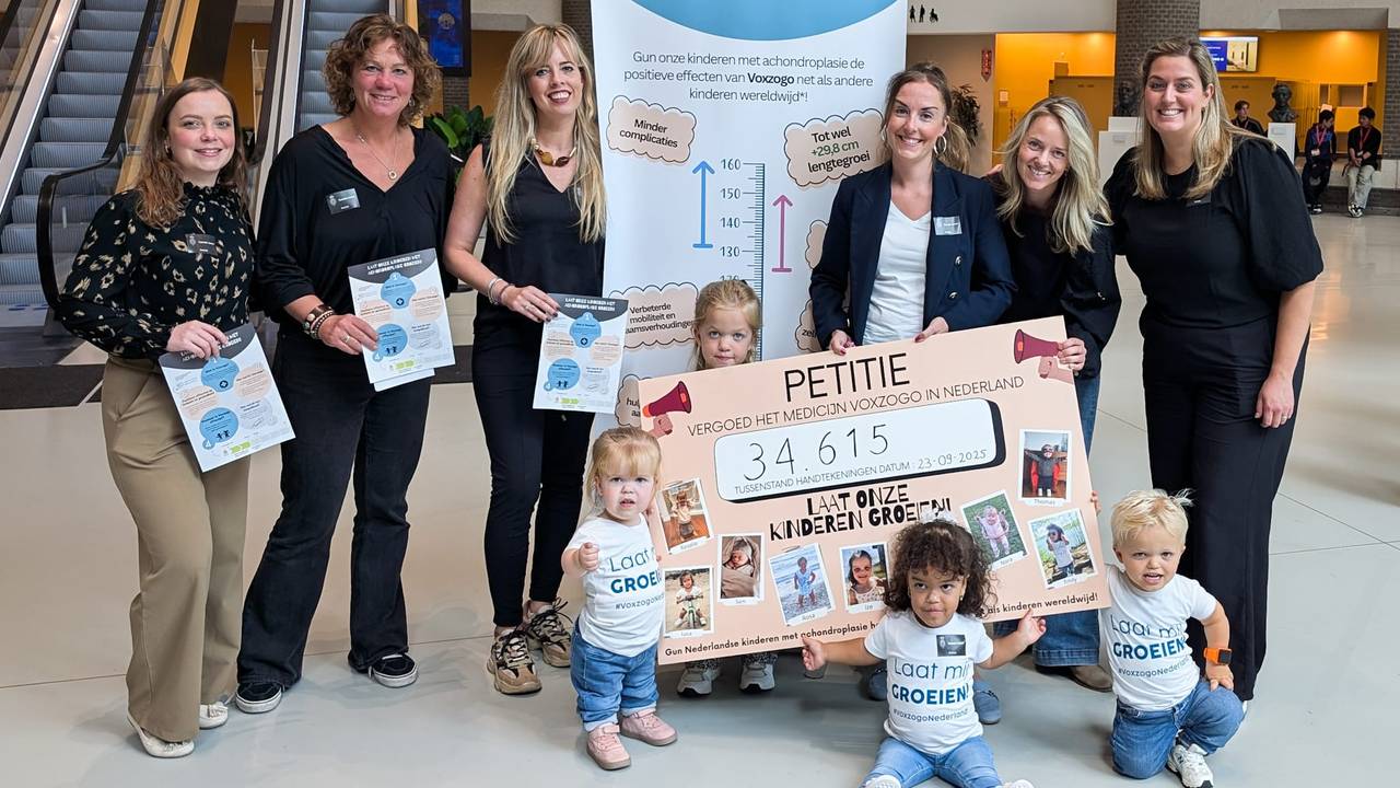 Ouders en kinderen overhandigden de petitie aan de Kamerleden.