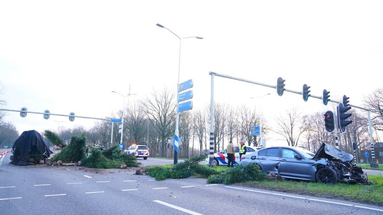 Het ging mis op de kruising van de N65 met de Heusdensebaan bij Biezenmortel (foto: Bart Meesters).