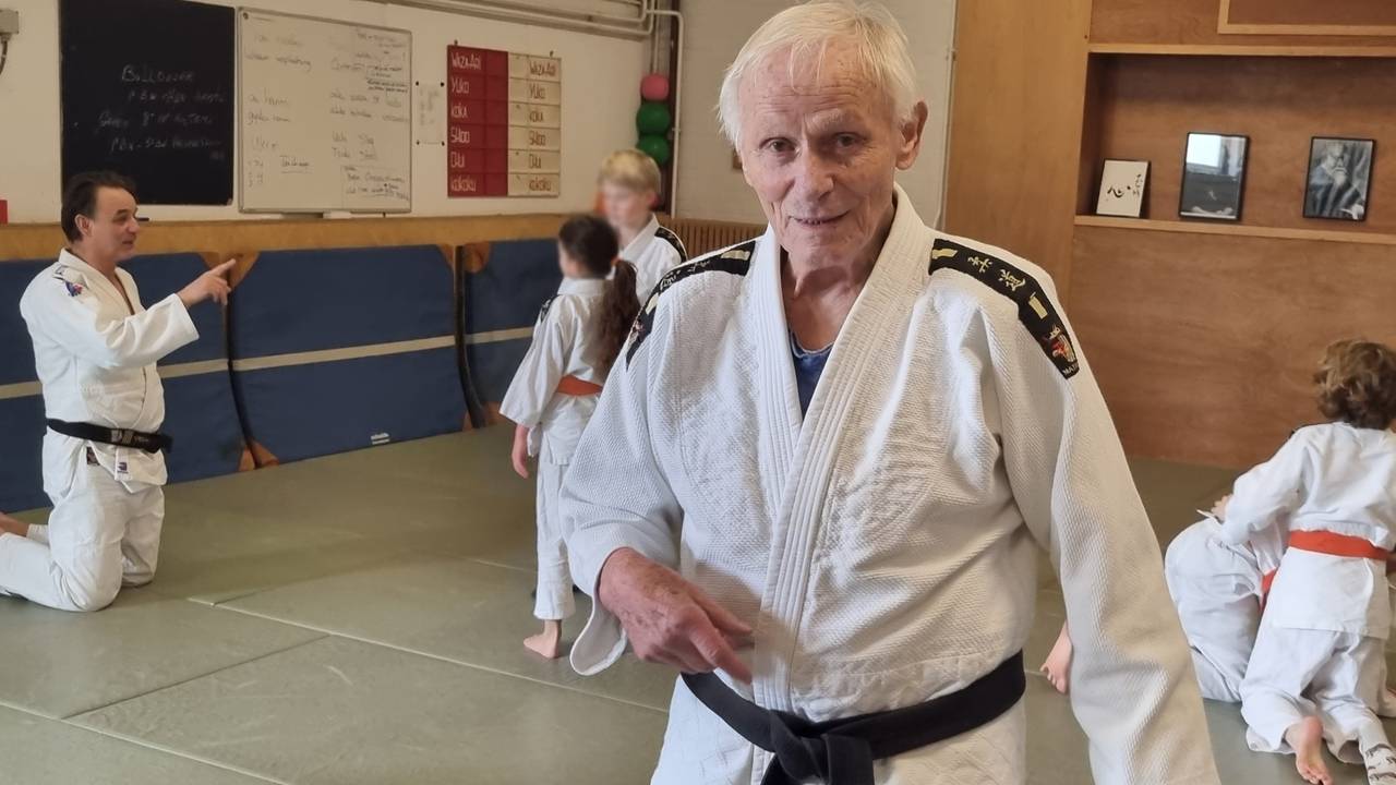 Jan van der Heijden op de judomat. Links zit zoon Mark. (Foto: Leon Voskamp)