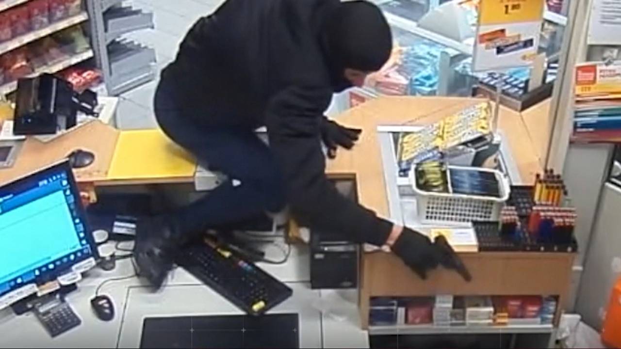 De overvaller in beeld tijdens de overval op het tankstation aan de Antwerpseweg zaterdag (foto: Bureau Brabant).