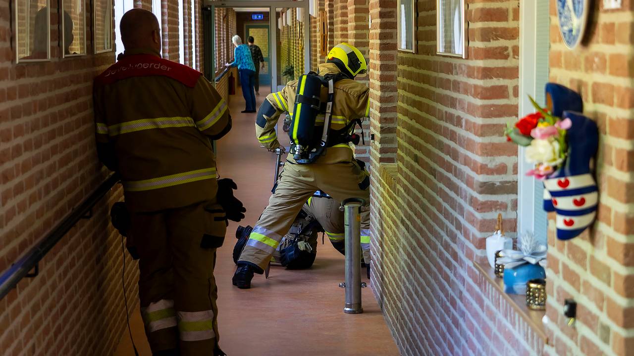 De brandweer forceerde een deur om na te gaan of de vreemde lucht uit dat appartement kwam (foto: Gabor Heeres/SQ Vision).