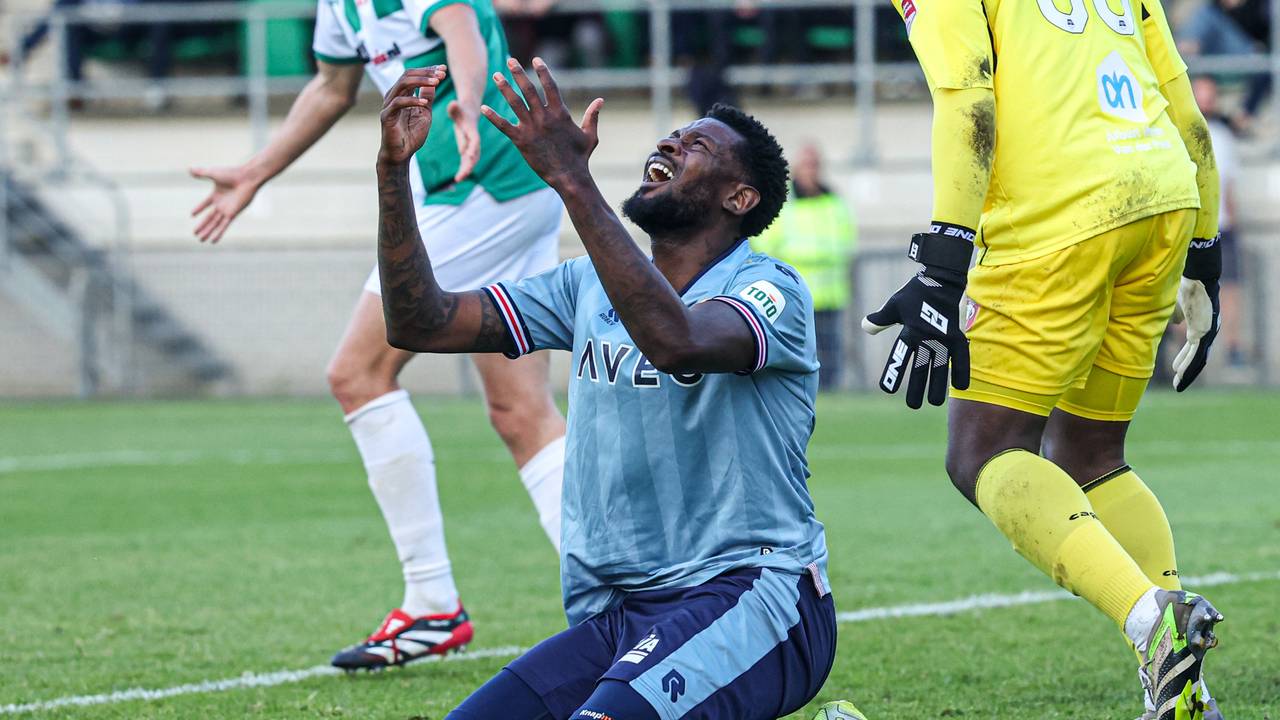 Willem II-spits Jeremy Bokila baalt na een gemiste kans. (Foto: Ben Gal/Orange Pictures)
