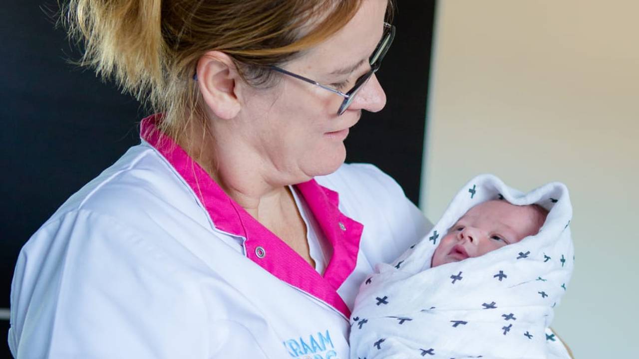 Ingrid heeft het druk als kraamverzorgster in deze coronatijd.