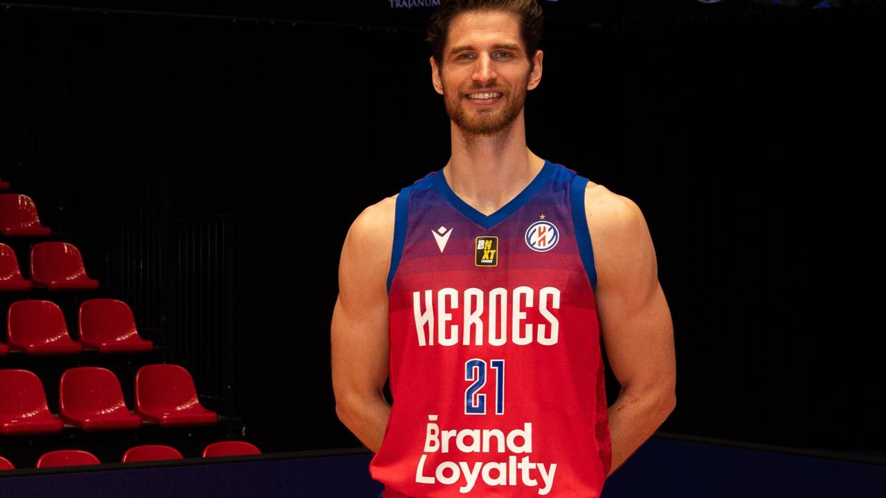 Heroes-speler Thomas van der Mars in het shirt met de nieuwe sponsor.