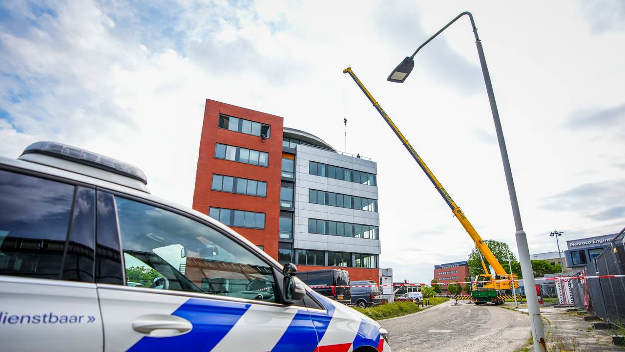 Met een hijskraan worden de spullen uit het bedrijfsgebouw in Best gehaald (foto: SQ Vision).