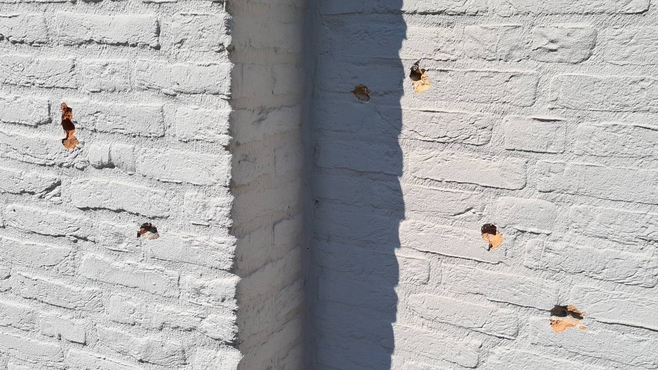 Een flink aantal kogelgaten in het huis.