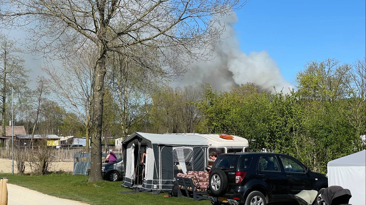 Op camping Marvilla Parks in Kaatsheuvel waren de rookwolken goed te zien (foto: Duncan Reek).