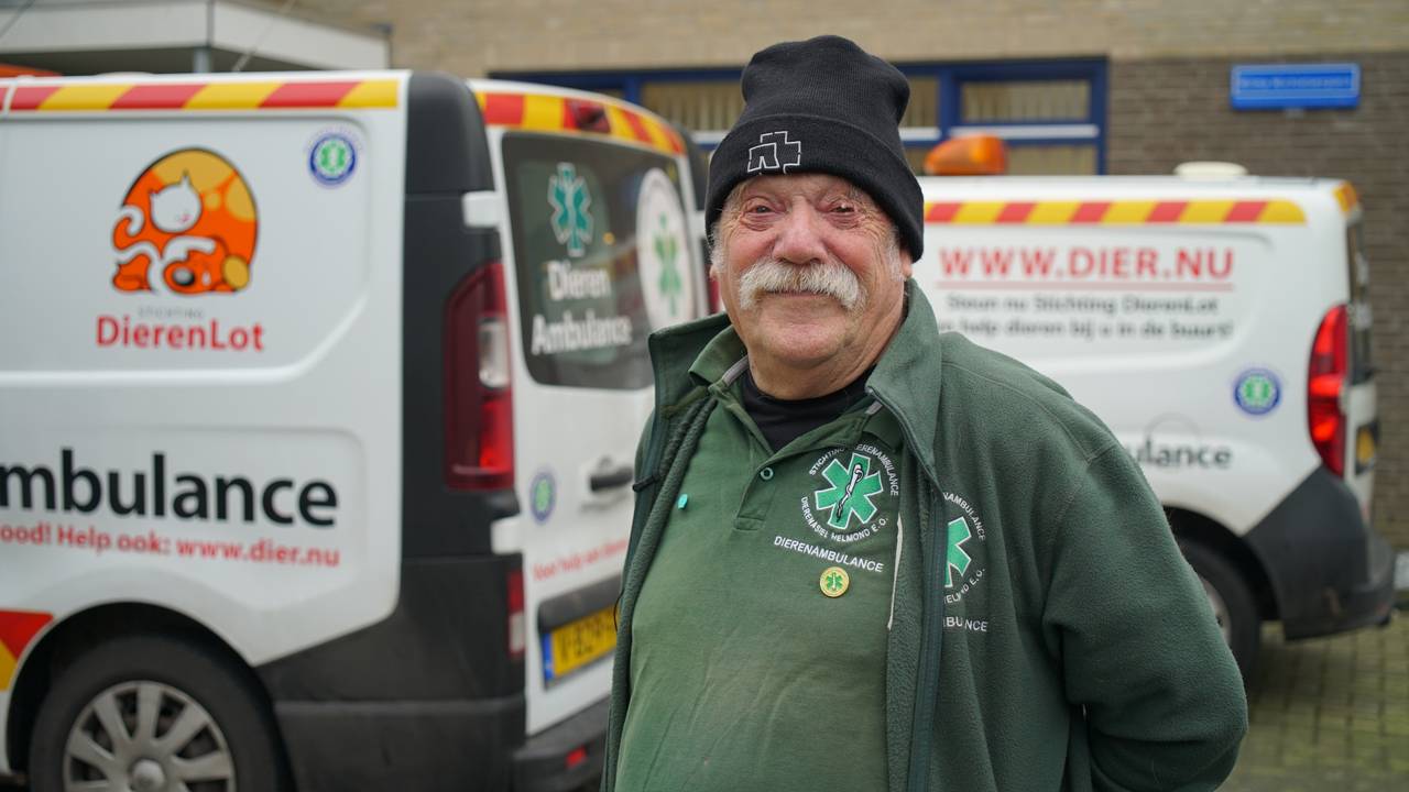 Ben draagt trots zijn gouden speldje dat hij kreeg voor al zijn werk als vrijwilliger (Foto: Rochelle Moes).
