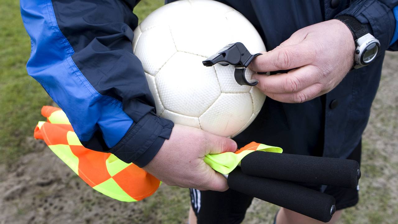 Een scheidsrechter in het amateurvoetbal (foto: Koen Suyk/ANP).