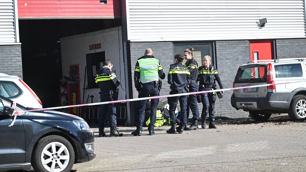 De politie doet onderzoek aan de Trekpot in Breda (foto: Perry Roovers/SQ Vision).