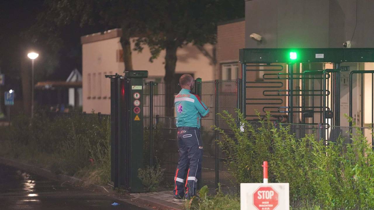 De steekpartij op het terrein van het azc in Budel vond plaats rond middernacht (foto: WdG/SQ Vision).