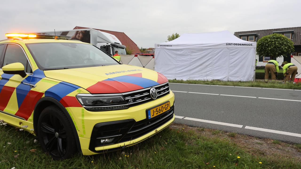 Ongeluk tussen fiets en vrachtwagen, fietser overleden.