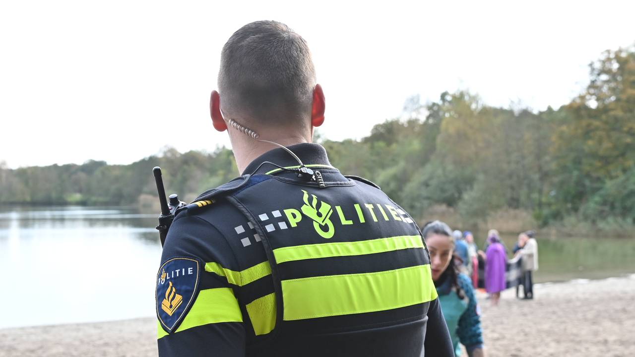 De man werd uit het water van natuurplas Galderse Meren bij Breda gehaald (foto: Perry Roovers SQ Vision Mediaprodukties).