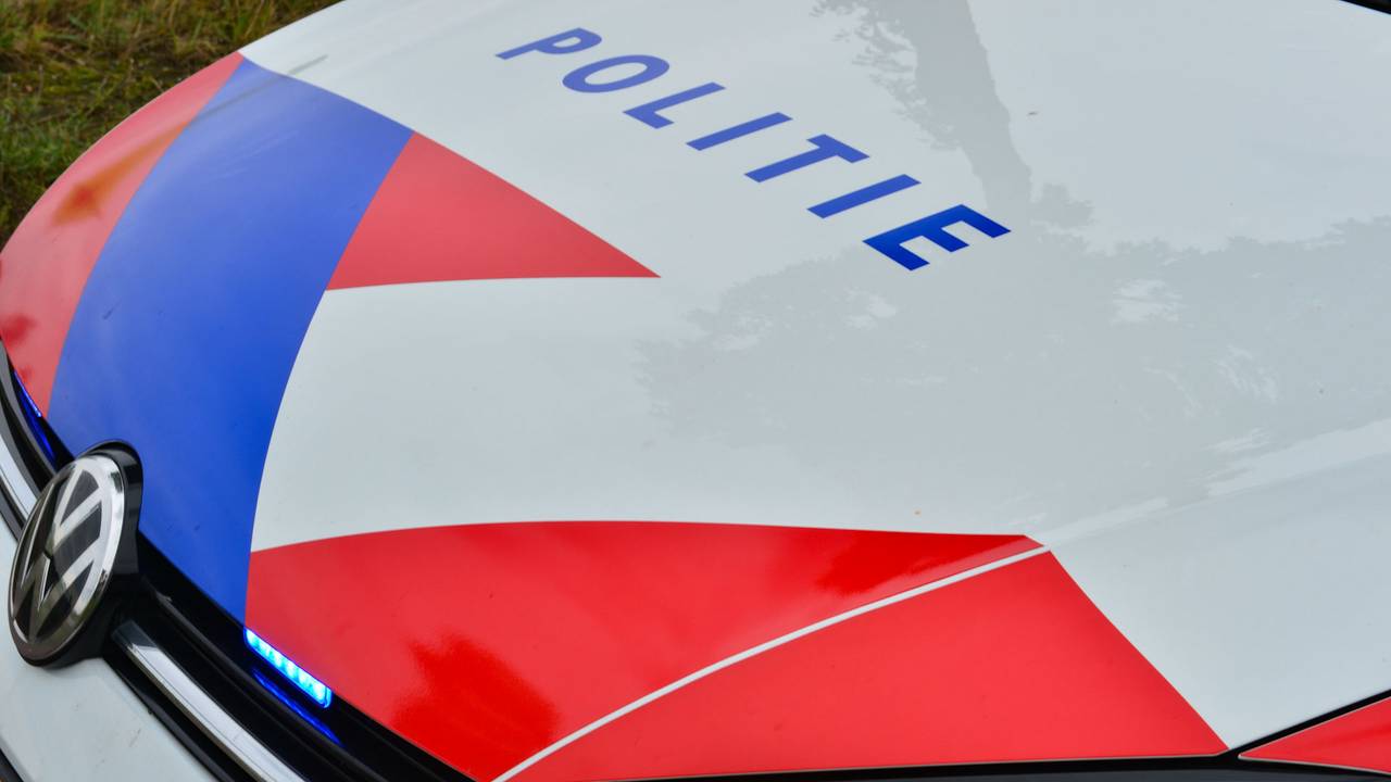 Fietser komt bij botsing onder vrachtwagen terecht en overlijdt.