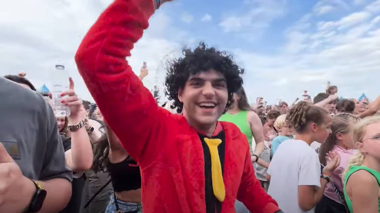 Mo tijdens het optreden van Snollebollekes (Beeld: YouTube Nadeche en Mo)