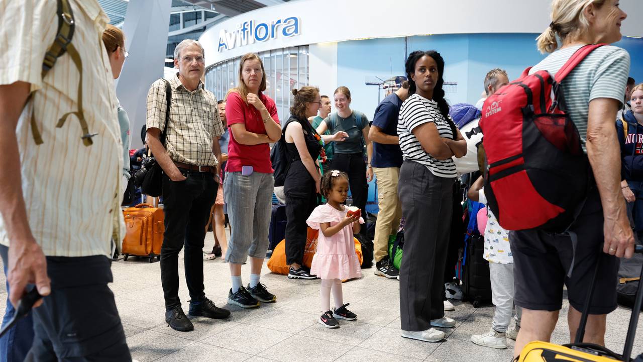 Wachtende reizigers op Eindhoven Airport (foto: ANP).