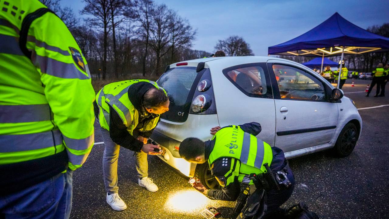 De auto's werden minutieus gecontroleerd (foto: SQ Vision).