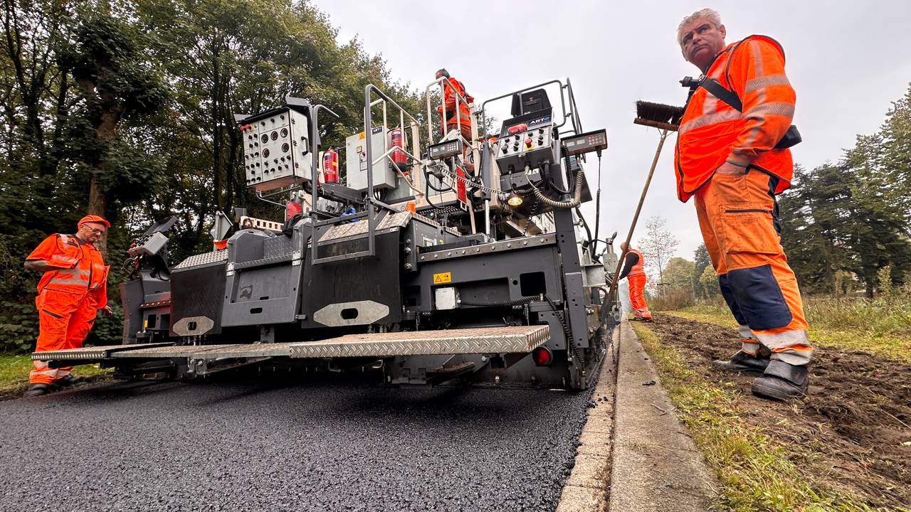 Nieuw asfalt dat achter uit Asphalt Recycling Train komt (foto: Jan Peels).