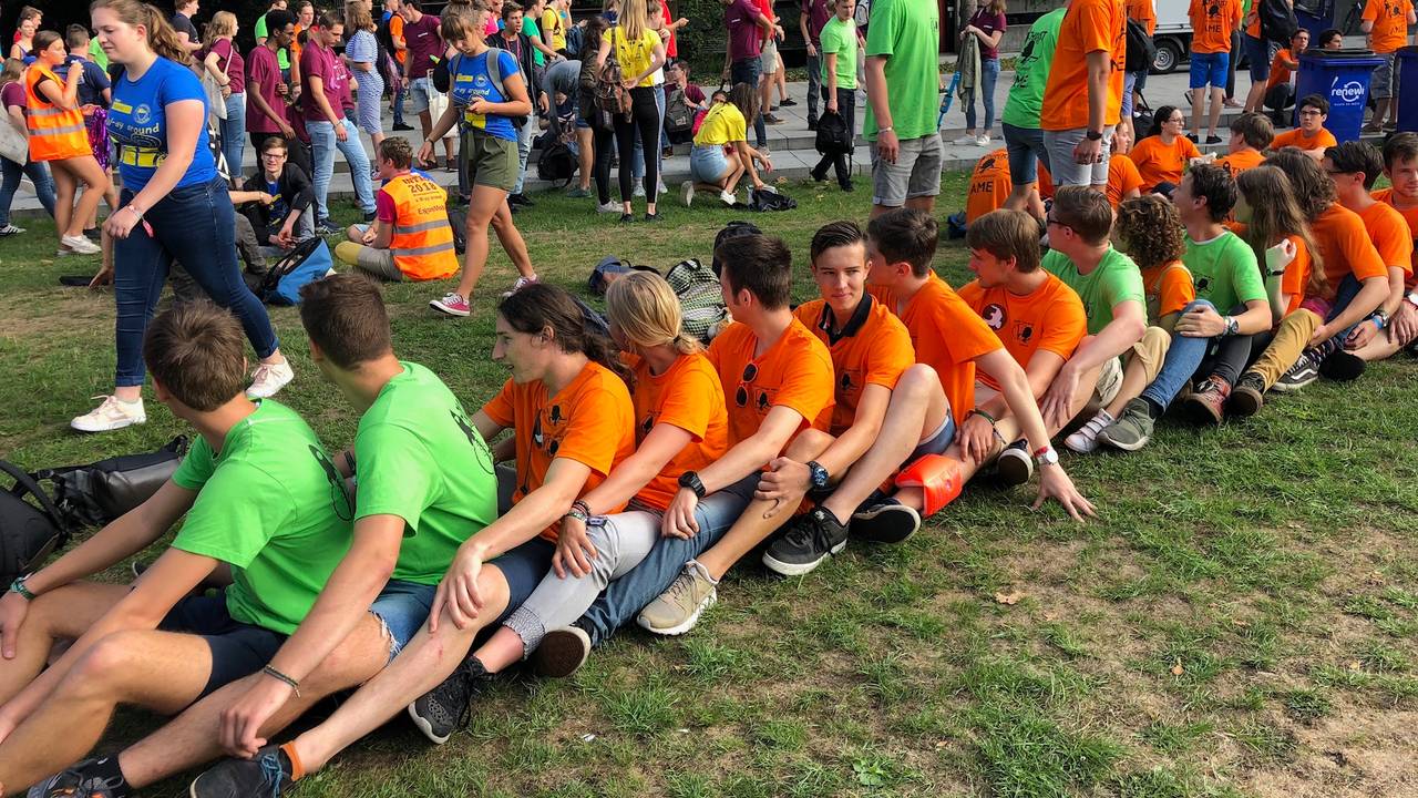 Studenten bouwen een feestje bij de introductie op de TU/e (foto: René van Hoof).