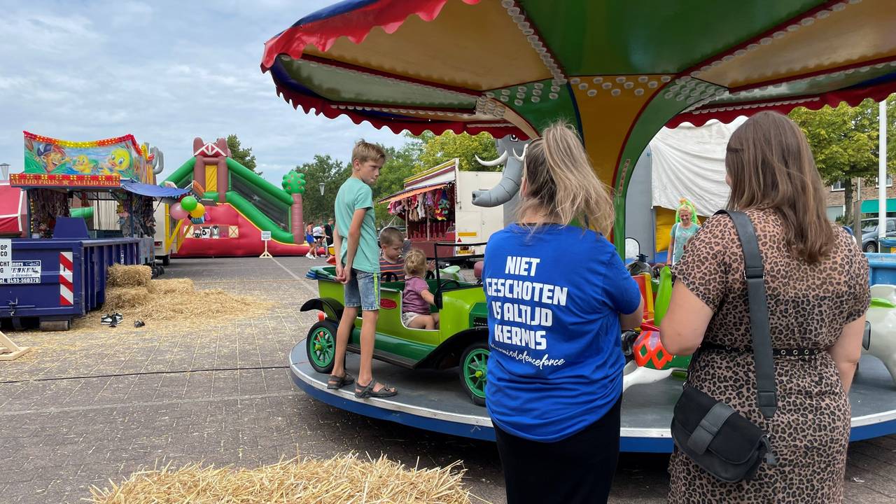 Zaterdagochtend is er nog snel een nieuwe kermis geregeld (foto: Jos Verkuijlen)
