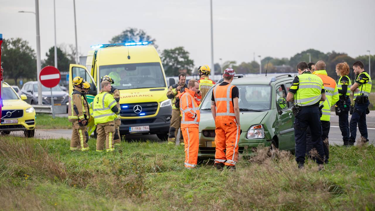 De automobiliste is naar een ziekenhuis gebracht (foto: Christian Traets/SQ Vision).