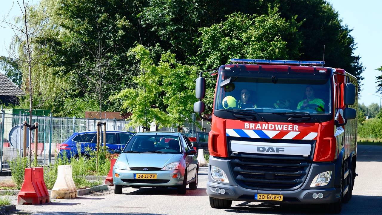 De brandweer werd ingeschakeld vanwege de brand in de loods in Sint-Oedenrode (foto: Sander van Gils/SQ Vision).