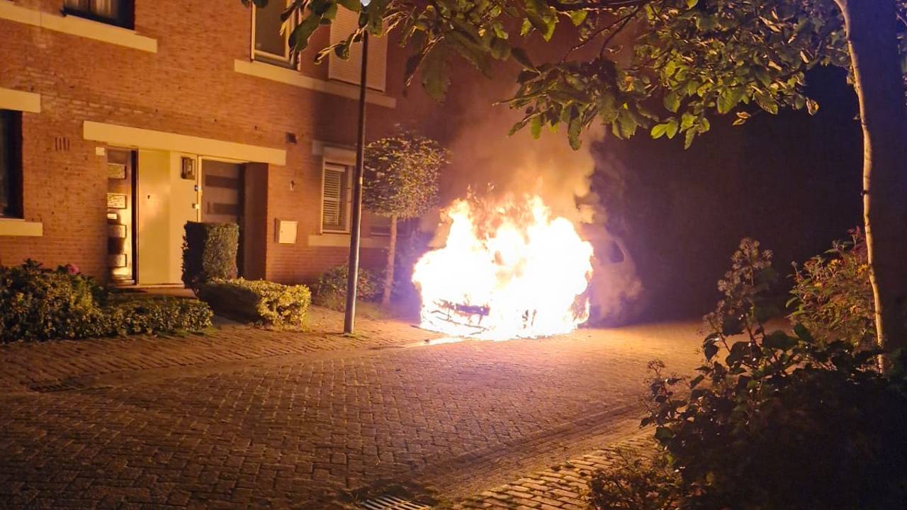 De vlammen sloegen uit de auto aan de Ripaertsbeemd in Breda (foto: Marco de Gardeijn).