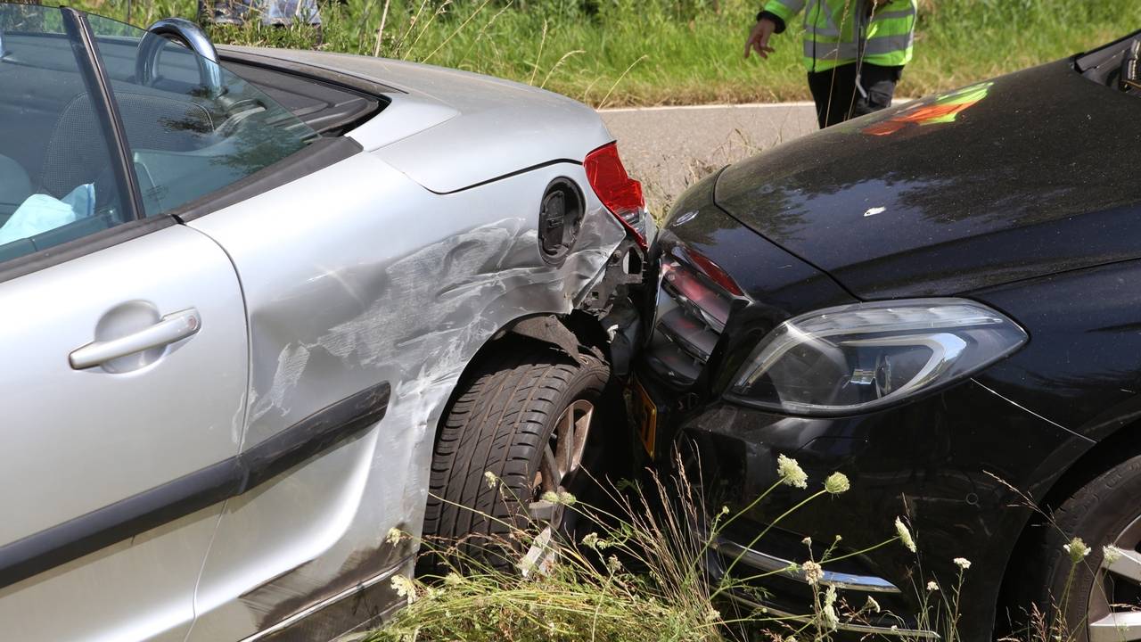 Hoe de botsing op de Boschweg bij Schijndel kon plaatsvinden, wordt onderzocht (foto: Sander van Gils/SQ Vision).