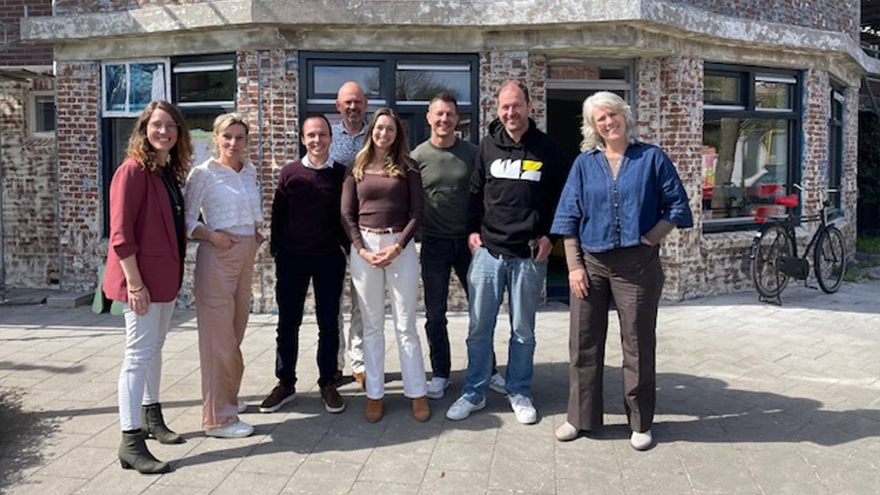 Lodewijk Asscher (tweede van rechts) tijdens zijn eerste bezoek aan Woensel-Zuid (foto: Pact Woensel-Zuid)