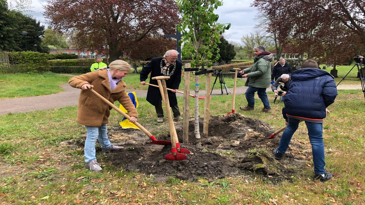Luuk en Juka planten de Anne Frankboom. 