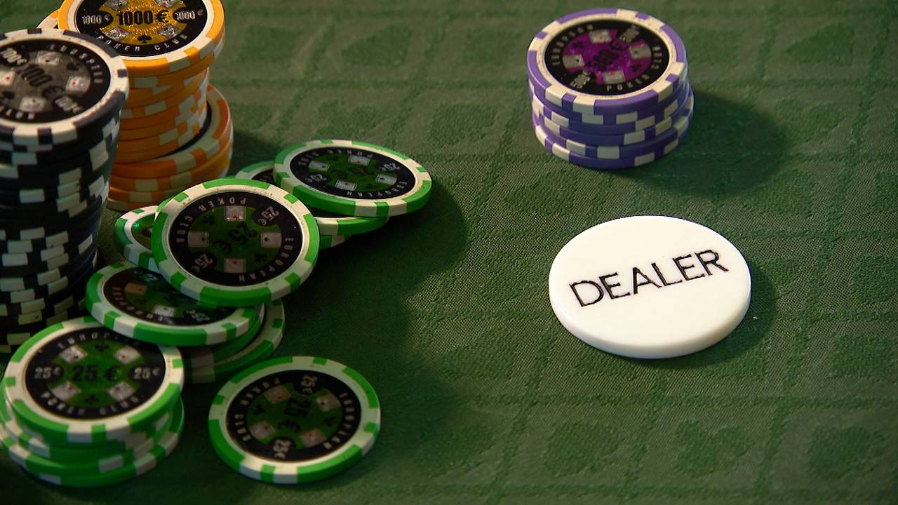 Pokerfiches en dealerbutton.
