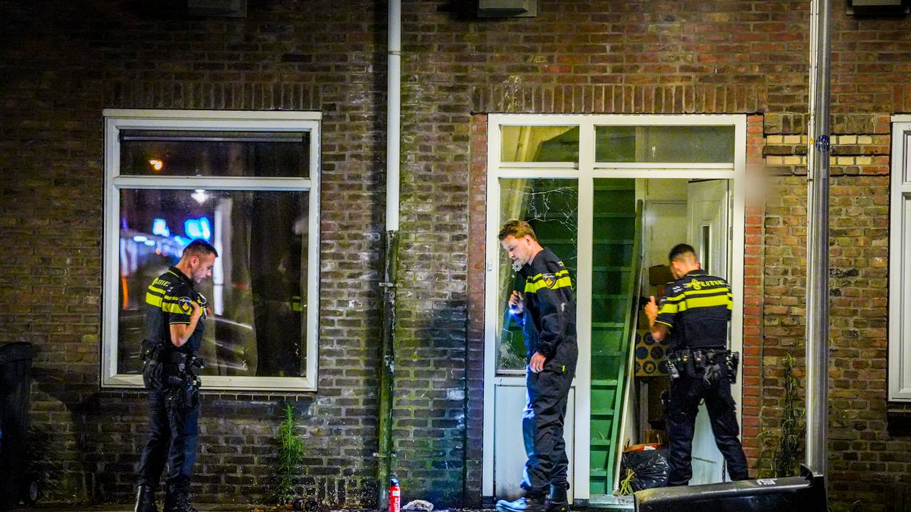 De politie doet onderzoek bij het huis aan de Lassusstraat in Eindhoven (foto: SQ Vision).