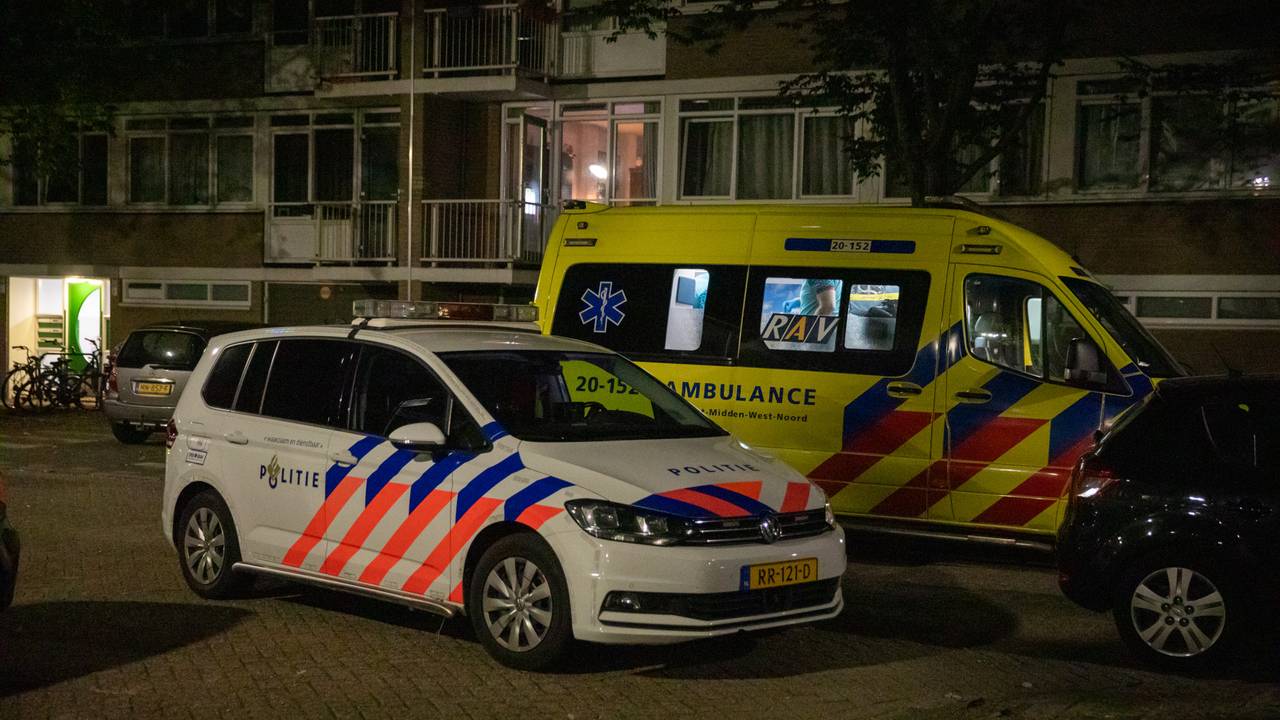 Het gestoken slachtoffer is verzorgd en naar een ziekenhuis gebracht (foto: Christian Traets/SQ Vision).
