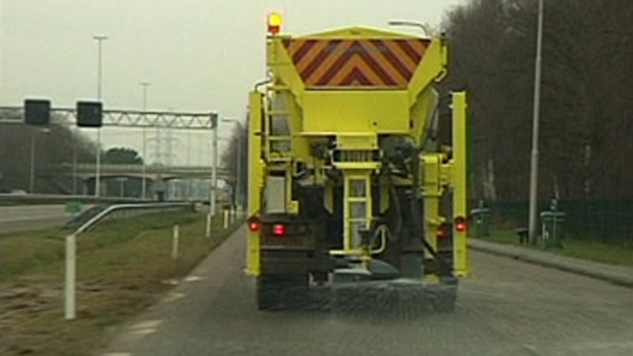 Op verschillende plekken zijn de strooiwagens op pad. Archieffoto..
