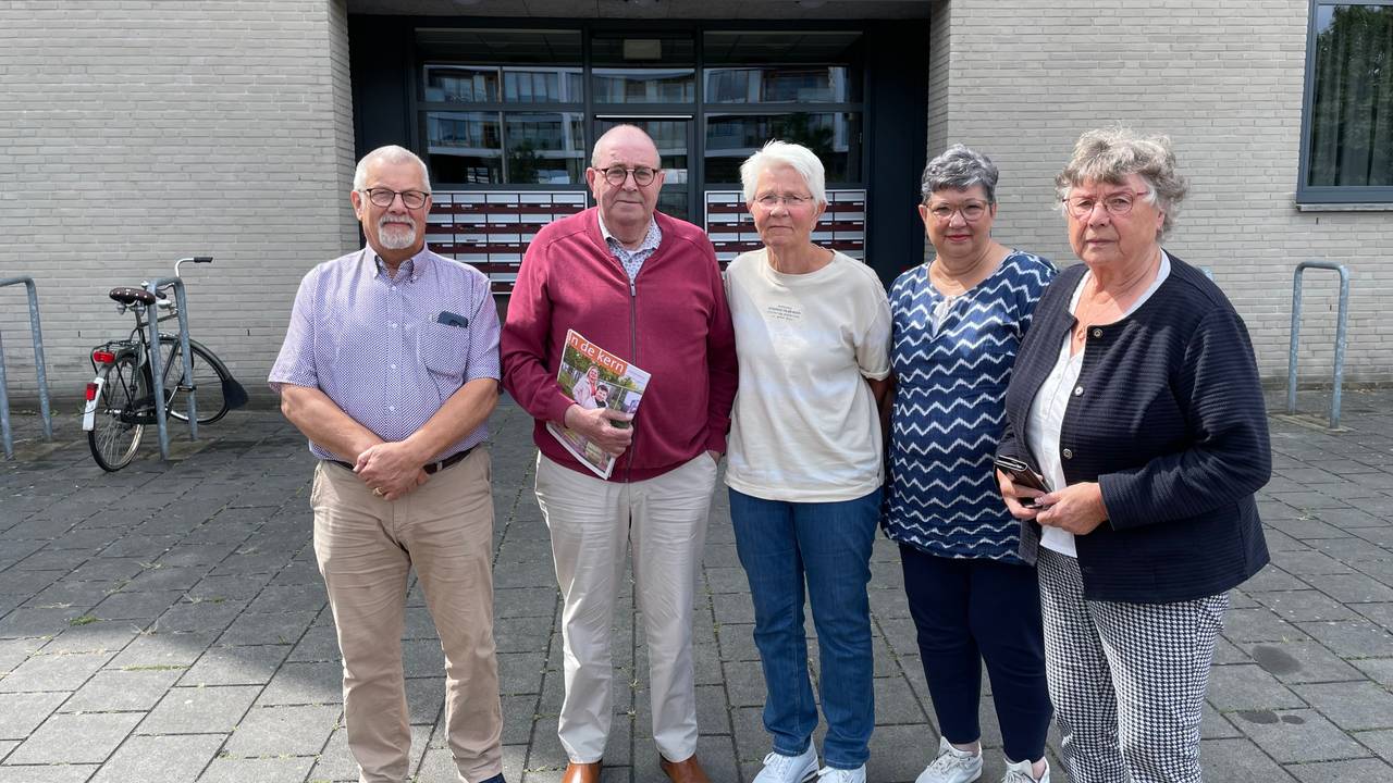 Ad Swanenberg (links) met bewoners voor appartementencomplex Grand Arc (foto: Tom van den Oetelaar).