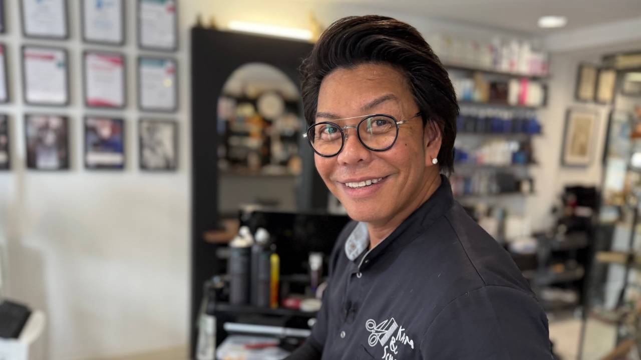 Dante Deterala in zijn kapsalon in Sint Willebrord (foto: Erik Peeters).