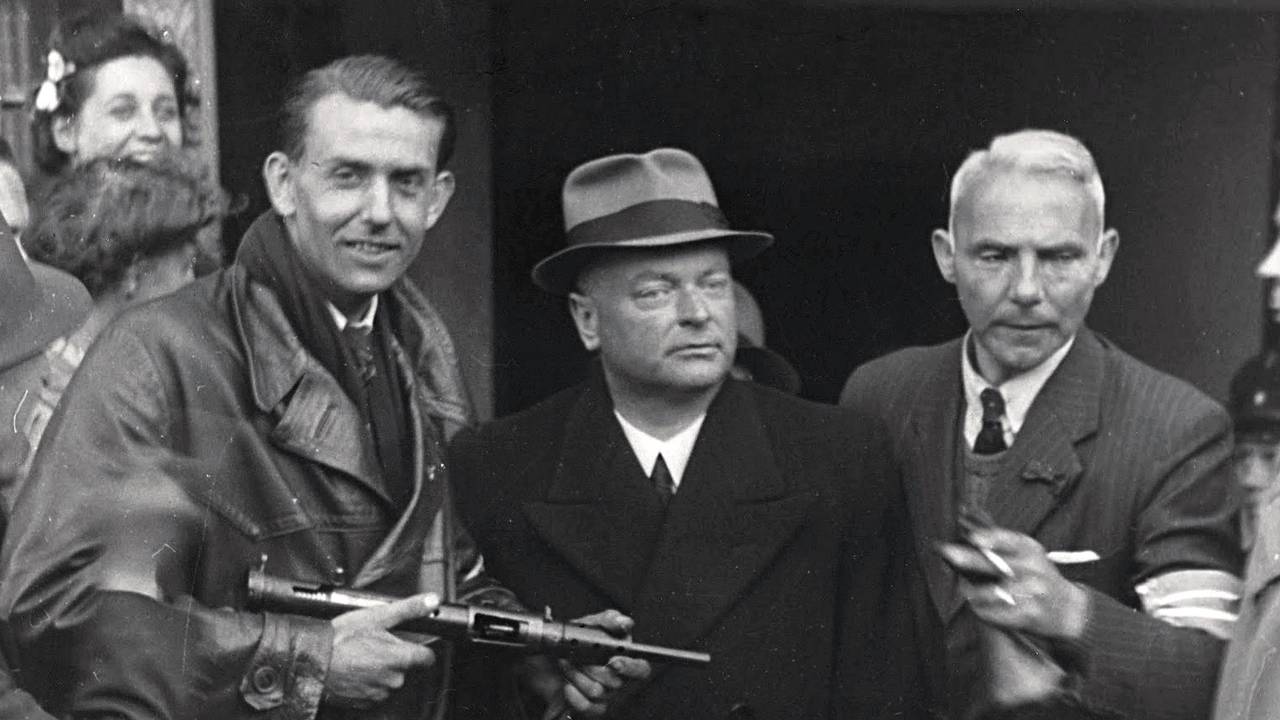 Mussert (met hoed) gearresteerd (foto: NA)