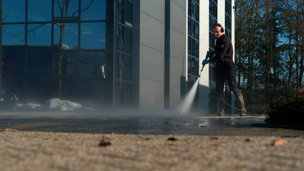 Barend gaat met zijn hogedrukspuit de smerige oprit te lijf (foto: Omroep Brabant).