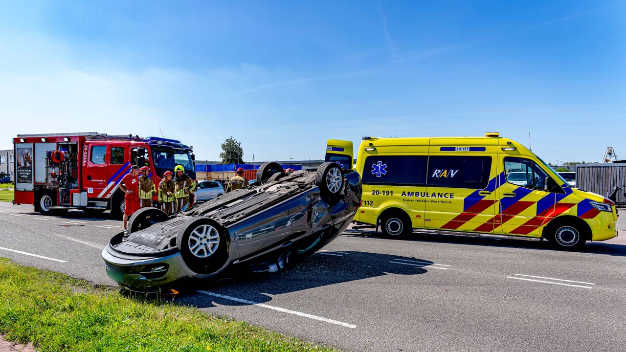 De brandweer en ambulancepersoneel werd opgeroepen na de botsing in Raamsdonksveer (foto: Marcel van Dorst/Eye4Images).