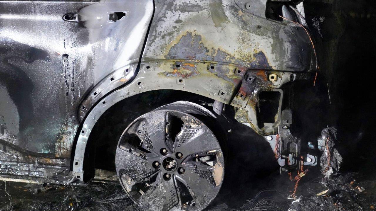 De brand lijkt bij het linker achterwiel van de auto begonnen te zijn (foto: Bart Meesters).