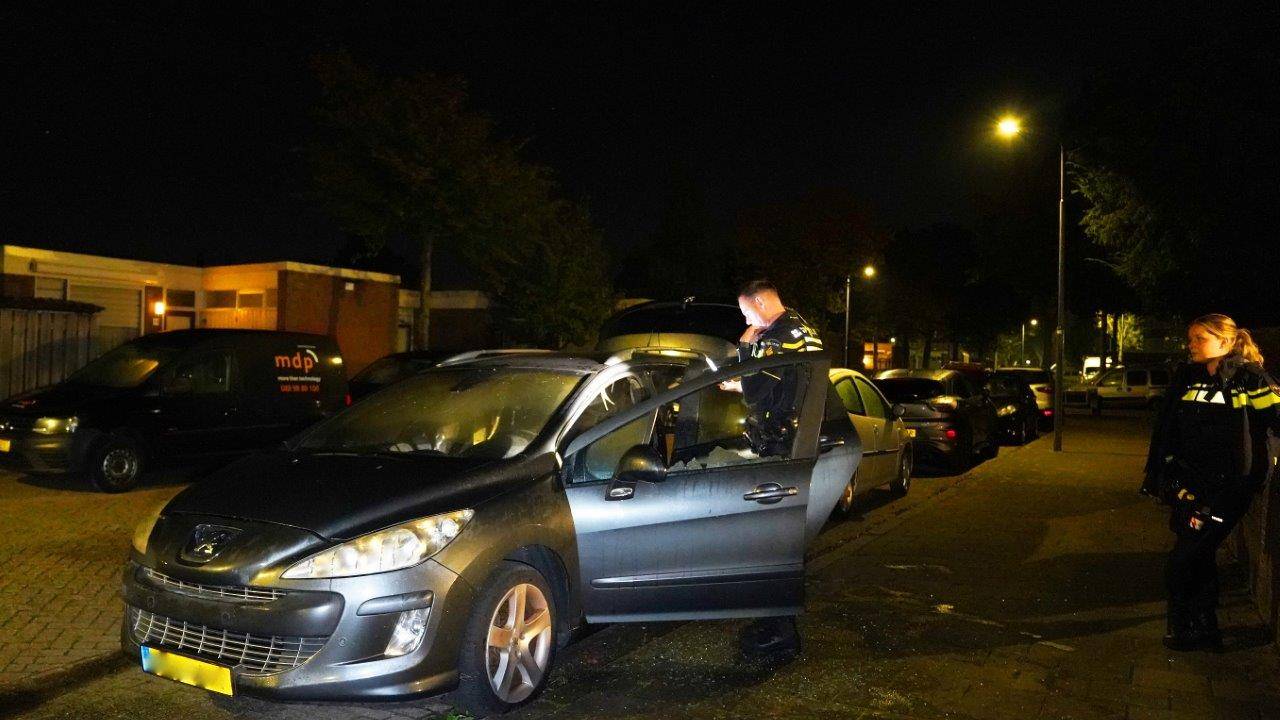 De politie onderzoekt de autobrand aan de straat Smaragd in Den Bosch (foto: Bart Meesters).