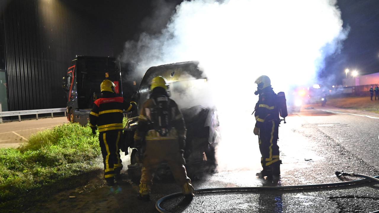 Bestelbus in brand (foto: Perry Roovers/SQ Vision).