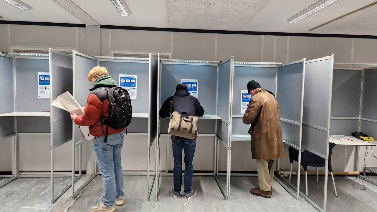 Mensen brengen hun stem uit in een stembureau (foto: Noël van Hooft).