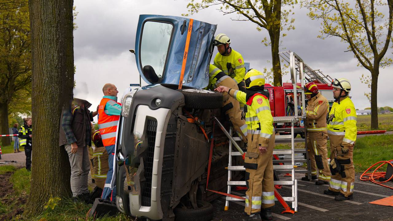 De bus raakte met het dak een boom (foto: Harrie Grijseels/SQ Vision).