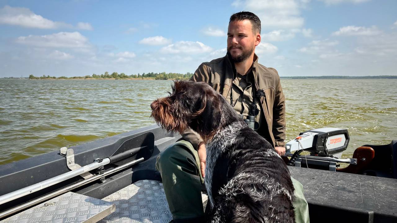 Boswachter Erik de Jonge op het Markiezaatsmeer in Bergen op Zoom (foto: Erik Peeters).