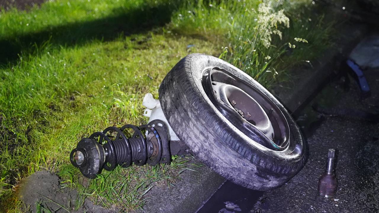 De auto verloor bij de crash in Kaatsheuvel een wiel (foto: Bart Meesters).