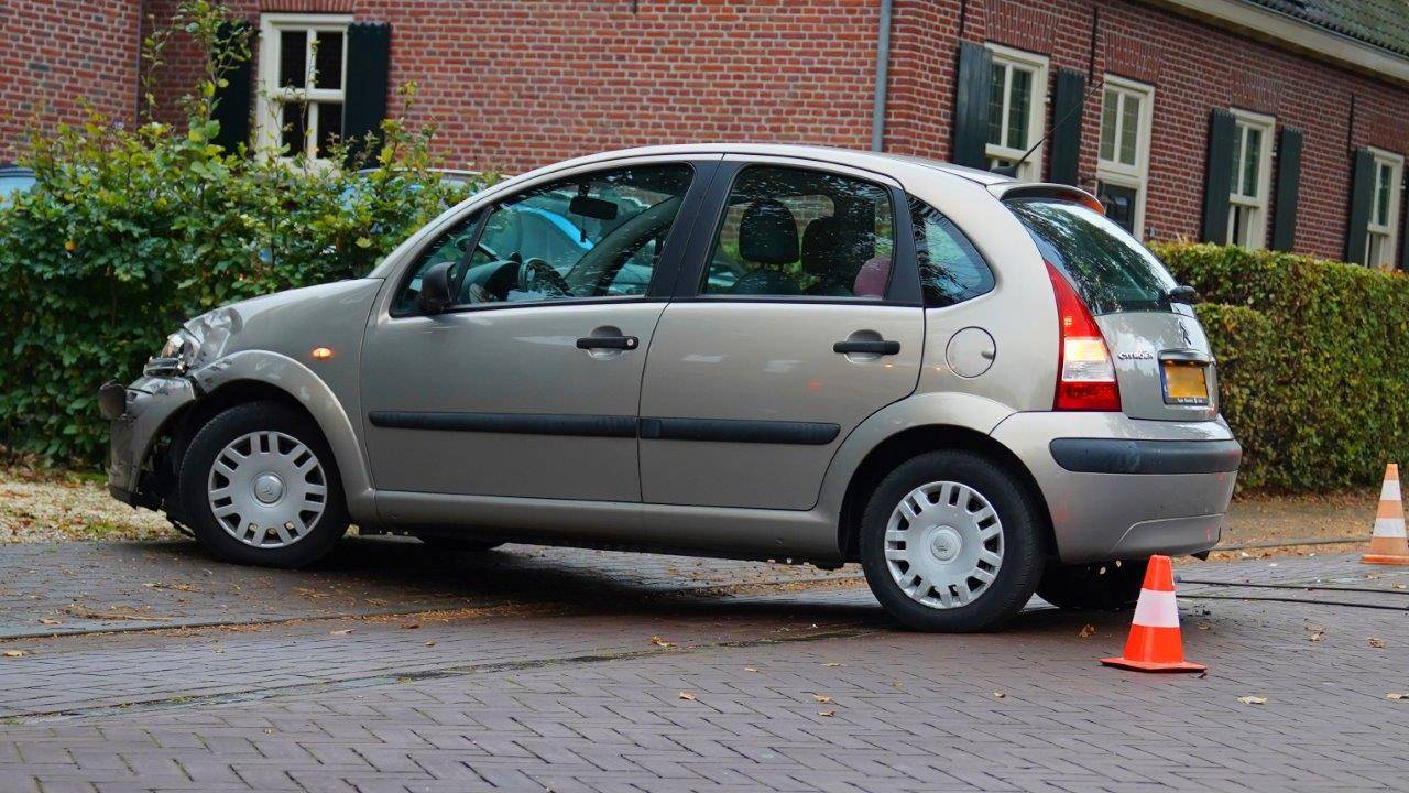 Auto en scooter tegen elkaar gebotst (foto: Bart Meesters/SQ Vision).