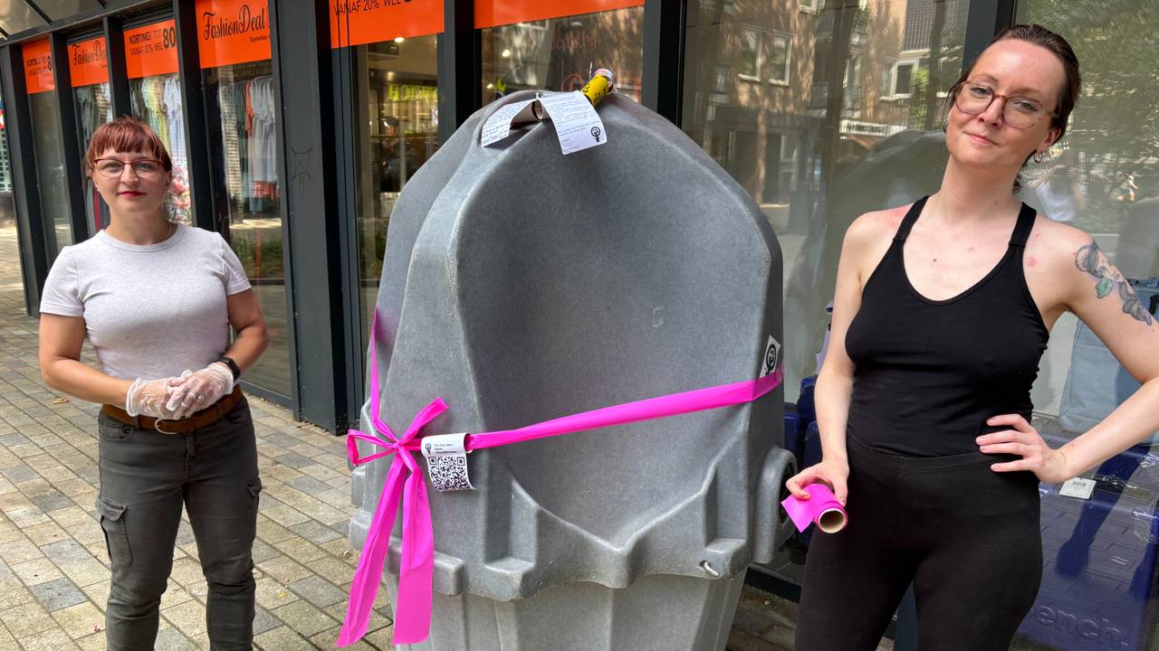 Dolle Mina's Elysa en Paulina strijden tegen plasdiscriminatie op de kermis (foto: Omroep Brabant).