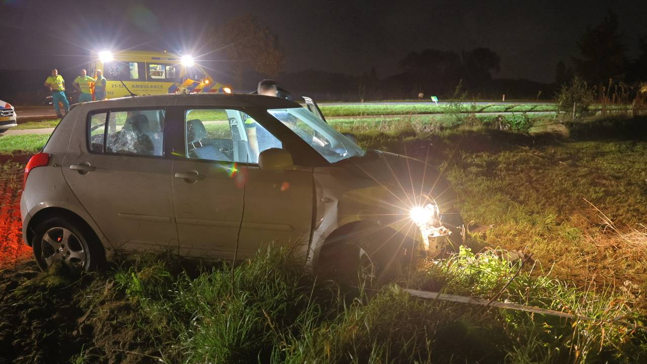 De auto belandde op een weiland langs de Hapseweg bij Oeffelt (foto: SK-Media).