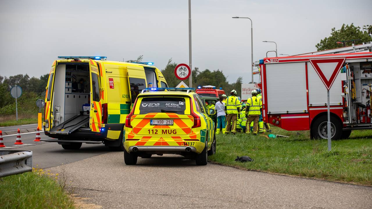 Diverse hulpdiensten werden opgeroepen na het ongeluk op de Antwerpseweg bij Nispen (foto: Christian Traets/SQ Vision).